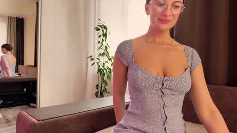 luna_raee online show from April 24, 2026, 8:06 am