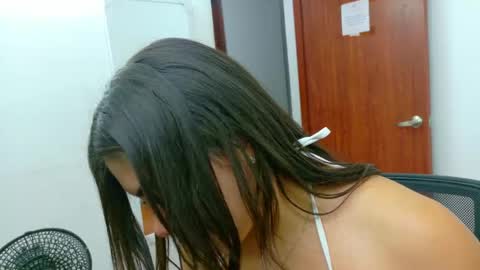 luna_rousse26 online show from May 11, 2026, 2:45 pm