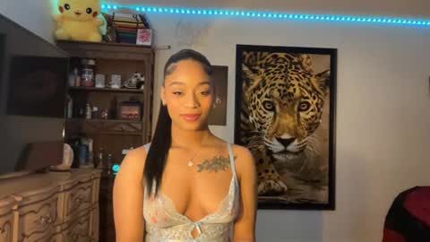 lunaa_11 online show from January 4, 2025, 5:27 am