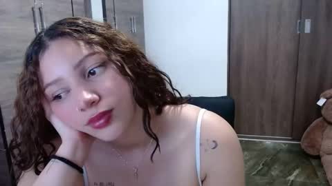 lunaa_sub online show from February 10, 2026, 5:39 pm