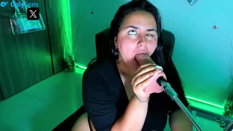 Snapshot of lunaahatzel chatting on December 10, 2024, 7:37 am Luna Hatzel online show from December 10, 2024, 7:37 am