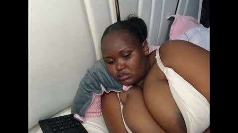 lunabloom01 online show from September 28, 2025, 1:05 pm