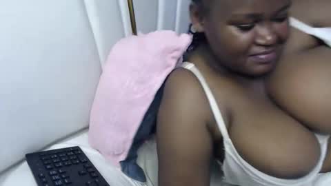 lunabloom01 online show from October 6, 2025, 12:35 pm