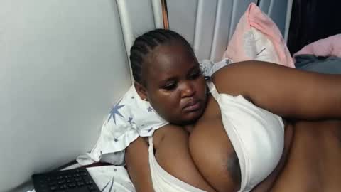 lunabloom01 online show from October 9, 2025, 3:43 pm