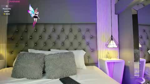 Luna  online show from November 5, 2025, 5:02 pm