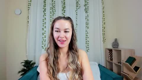 lunacurly_ online show from December 18, 2025, 11:05 am