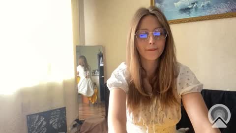 lunafeather online show from September 13, 2025, 7:41 am