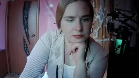 lunamystique_ online show from November 7, 2025, 9:53 am