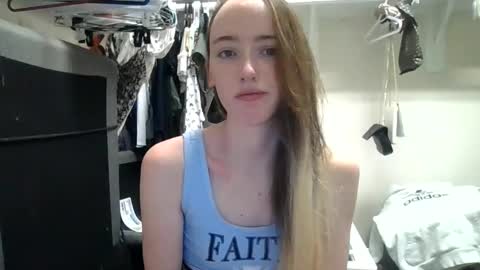 Snapshot of lunapixie2020 chatting on February 7, 2025, 6:24 am lunapixie2020 online show from February 7, 2025, 6:24 am