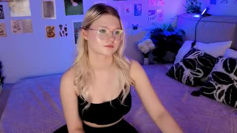 lunariafox online show from April 18, 2026, 7:58 pm