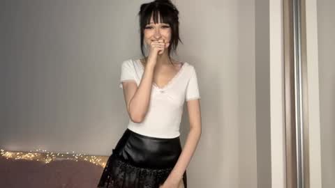 LunarMoly online show from April 15, 2026, 6:04 pm