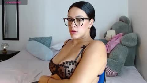 lunayois02 online show from September 19, 2025, 3:30 am