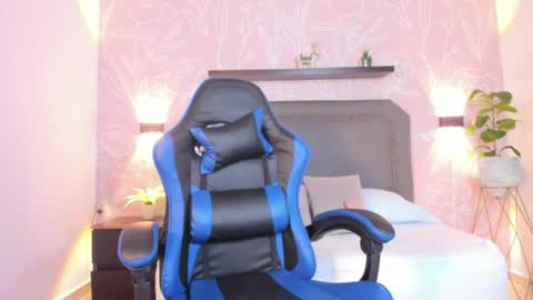 Snapshot of lunna_celeste chatting on June 11, 2026, 1:09 pm L U N A online show from June 11, 2026, 1:09 pm