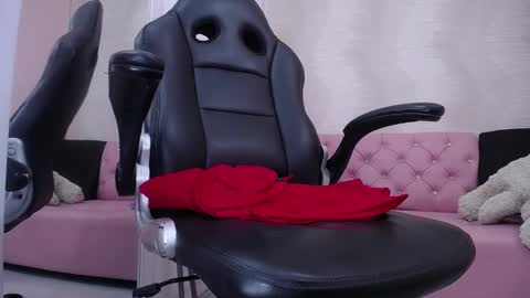 Snapshot of lunnadoll chatting on March 5, 2025, 9:05 am Katty what ever do you want on my pv is for extra tokens minimi 250 tks ty u for understand online show from March 5, 2025, 9:05 am