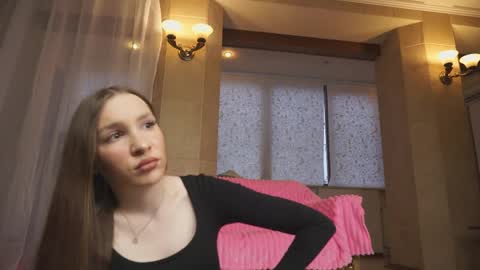 Luna online show from May 1, 2026, 3:49 pm