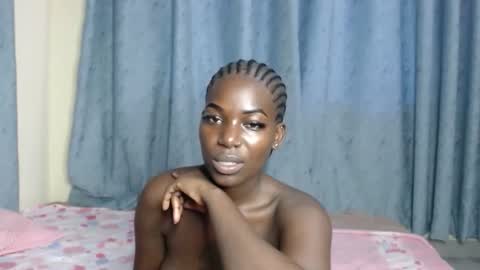 luo_queen online show from October 27, 2025, 1:15 pm