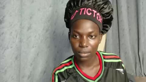 luo_queen online show from November 30, 2025, 7:51 pm