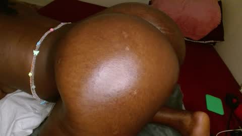 Snapshot of lustrouschoco chatting on February 20, 2026, 12:40 am lustrous-choco online show from February 20, 2026, 12:40 am