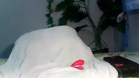 Snapshot of luvu4everxxx chatting on September 17, 2025, 3:35 pm Bee Bee online show from September 17, 2025, 3:35 pm