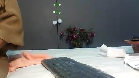 Bee Bee online show from February 15, 2026, 3:47 am