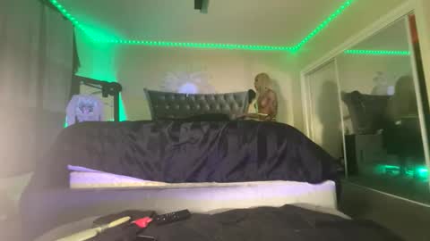 luvvlee online show from March 15, 2026, 3:29 pm