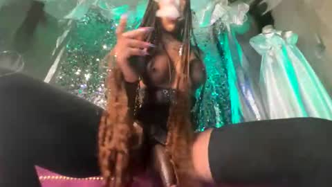 luvvlee online show from March 29, 2026, 10:15 am