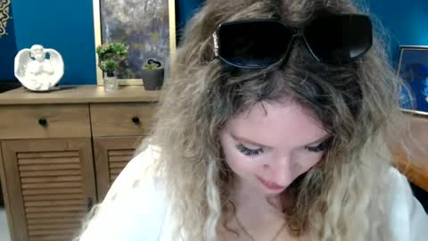 Snapshot of luxdonna chatting on May 28, 2026, 6:43 am Donna online show from May 28, 2026, 6:43 am