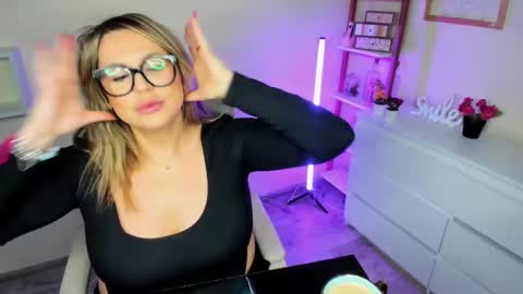 Snapshot of luxxx_diana chatting on February 22, 2025, 10:18 am Diana online show from February 22, 2025, 10:18 am