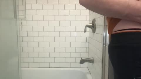 lvguynextdoor440656 online show from March 15, 2026, 4:18 am