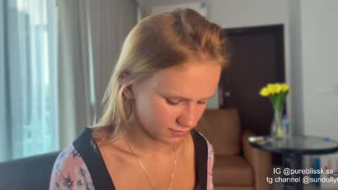 lxsundolyxl_ online show from April 14, 2026, 5:13 am