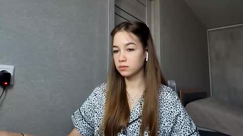 Snapshot of lydabitting chatting on December 18, 2025, 1:33 am Mia online show from December 18, 2025, 1:33 am