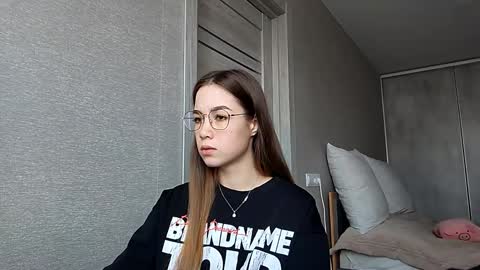 Snapshot of lydabitting chatting on December 22, 2025, 4:09 am Mia online show from December 22, 2025, 4:09 am