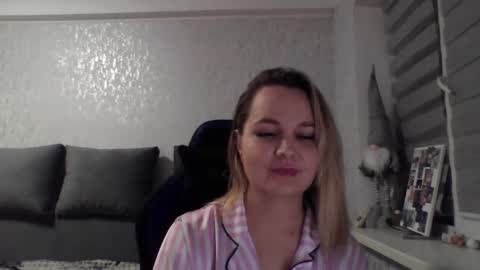 Snapshot of lyeeu25 chatting on December 13, 2025, 11:54 pm Tina online show from December 13, 2025, 11:54 pm