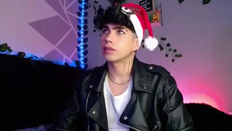 Lyle Bennett Freelance Model online show from December 8, 2024, 10:19 am