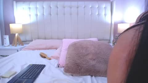 Lyn online show from February 25, 2025, 7:36 pm