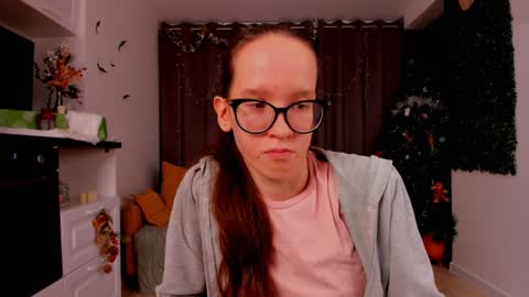 Snapshot of lynettebails chatting on January 14, 2025, 7:32 pm Sara online show from January 14, 2025, 7:32 pm