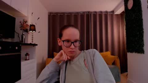 Snapshot of lynettebails chatting on March 2, 2025, 7:12 pm Sara online show from March 2, 2025, 7:12 pm