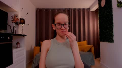 Snapshot of lynettebails chatting on March 3, 2025, 1:21 am Sara online show from March 3, 2025, 1:21 am
