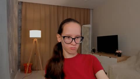 Snapshot of lynettebails chatting on September 17, 2025, 4:19 pm Sara online show from September 17, 2025, 4:19 pm