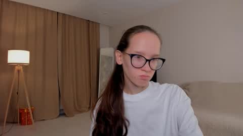 Snapshot of lynettebails chatting on September 28, 2025, 4:01 pm Sara online show from September 28, 2025, 4:01 pm