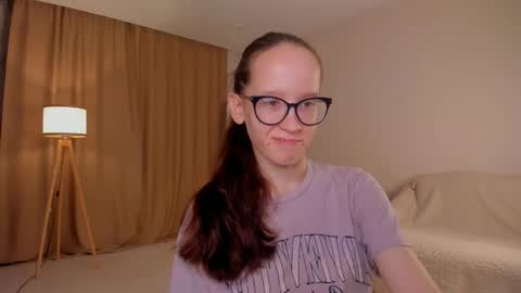Snapshot of lynettebails chatting on October 12, 2025, 4:06 pm Sara online show from October 12, 2025, 4:06 pm