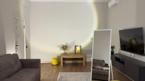  LYNN  online show from April 8, 2026, 6:35 am