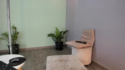 lynnsam_ online show from February 8, 2025, 1:11 am