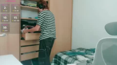 Lyodass online show from March 9, 2025, 7:37 pm