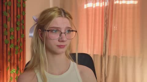 Snapshot of m1aforever chatting on March 31, 2026, 5:30 am catch me on tue 10am-5pm wed 3am-10am fri 3am-5pm sat 10am-5pm sun 10am-5pm online show from March 31, 2026, 5:30 am