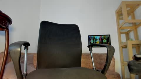 Snapshot of m1lk_choc chatting on December 2, 2024, 5:26 pm Mila online show from December 2, 2024, 5:26 pm