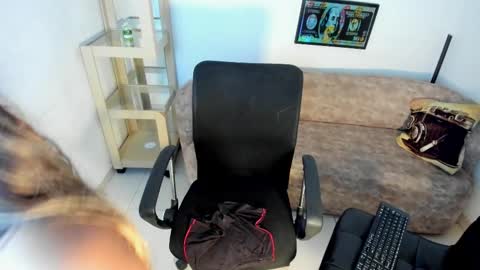 Snapshot of m1lk_choc chatting on March 7, 2025, 5:49 pm Mila online show from March 7, 2025, 5:49 pm