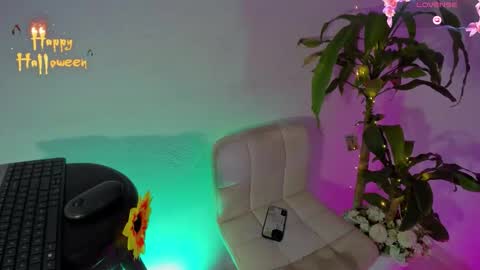 Snapshot of m1lk_choc chatting on October 9, 2025, 9:35 pm Mila online show from October 9, 2025, 9:35 pm