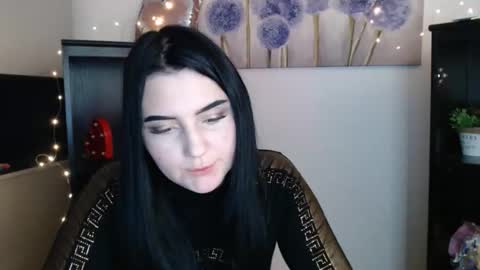 m_i_k_i_ online show from February 5, 2026, 5:28 pm