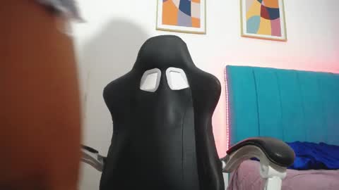 madisson_jones18 online show from April 22, 2026, 11:45 am